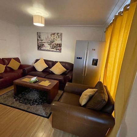 Holiday Home Cardiff City Sleeps 7 ภายนอก รูปภาพ