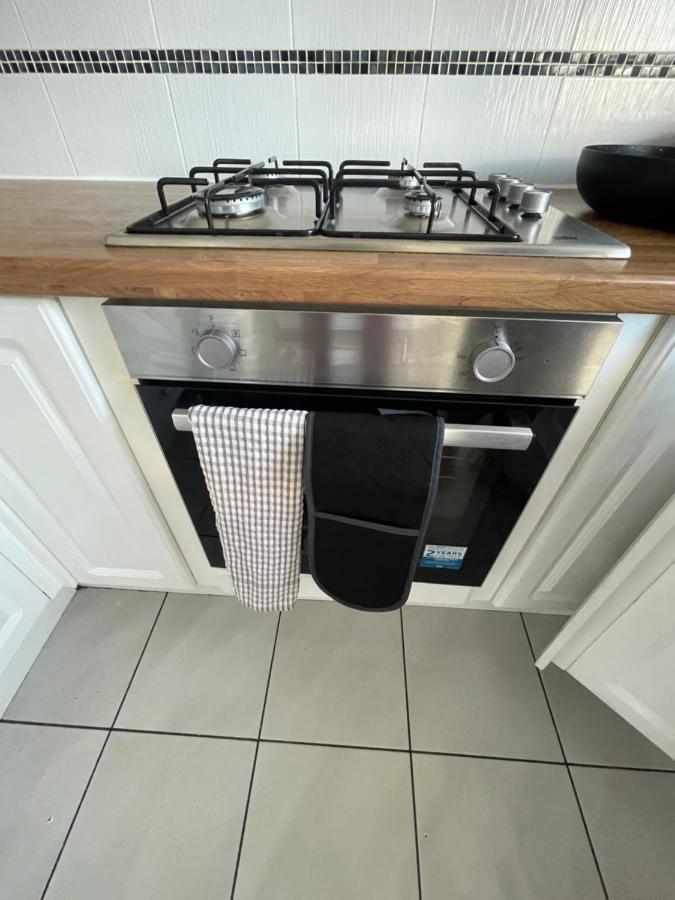 Holiday Home Cardiff City Sleeps 7 ภายนอก รูปภาพ
