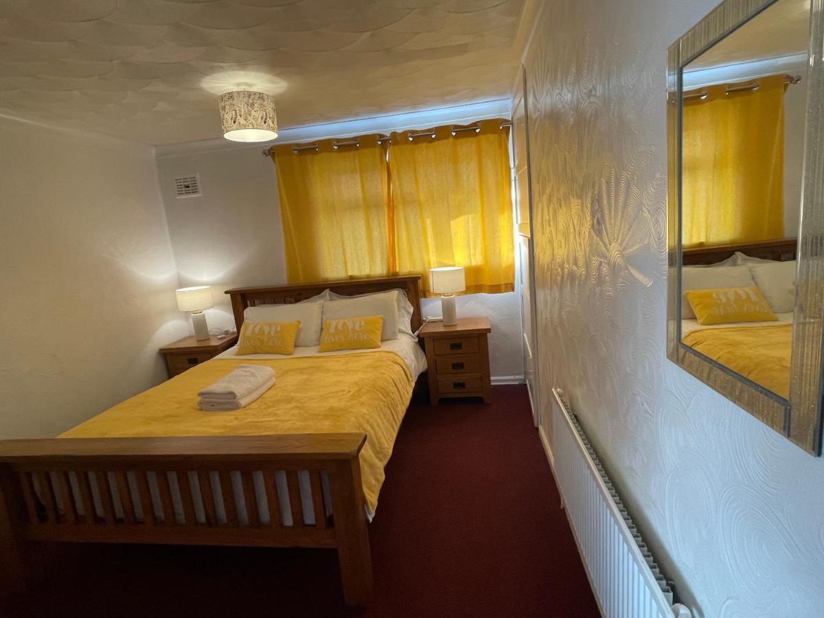 Holiday Home Cardiff City Sleeps 7 ภายนอก รูปภาพ