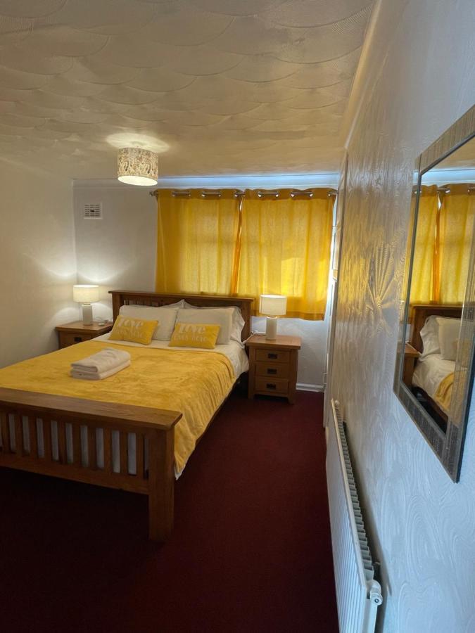 Holiday Home Cardiff City Sleeps 7 ภายนอก รูปภาพ