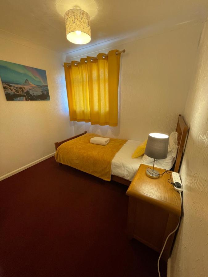 Holiday Home Cardiff City Sleeps 7 ภายนอก รูปภาพ