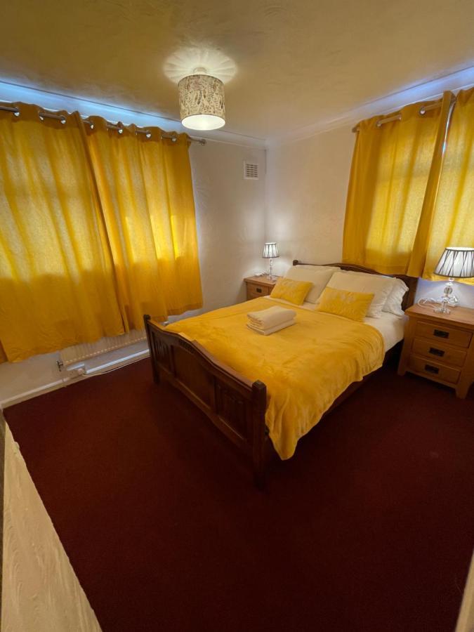 Holiday Home Cardiff City Sleeps 7 ภายนอก รูปภาพ