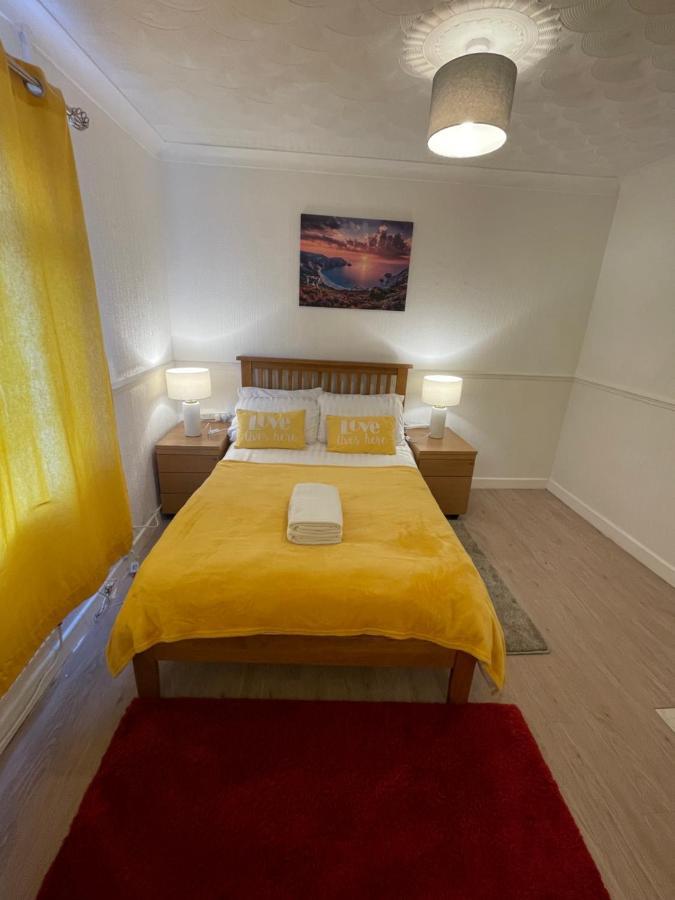 Holiday Home Cardiff City Sleeps 7 ภายนอก รูปภาพ