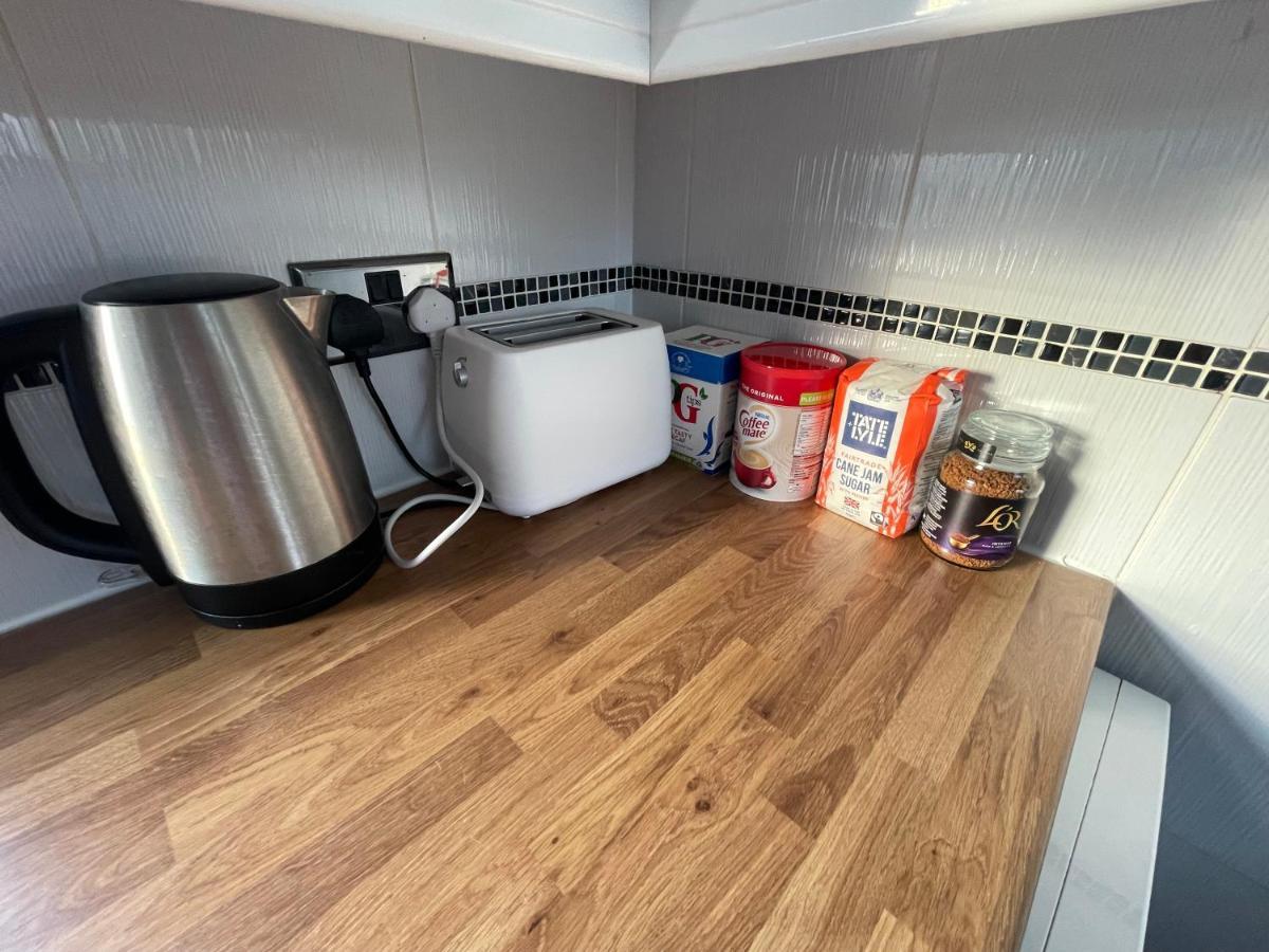 Holiday Home Cardiff City Sleeps 7 ภายนอก รูปภาพ