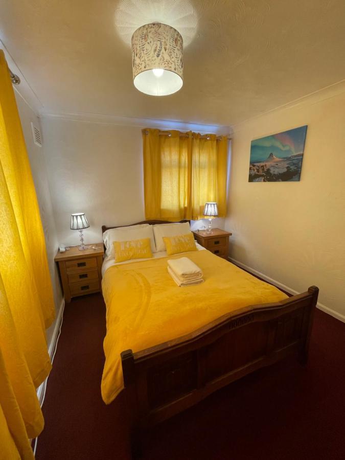 Holiday Home Cardiff City Sleeps 7 ภายนอก รูปภาพ