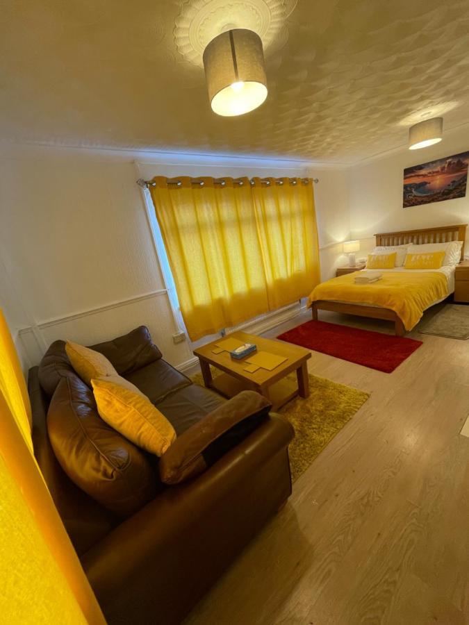 Holiday Home Cardiff City Sleeps 7 ภายนอก รูปภาพ
