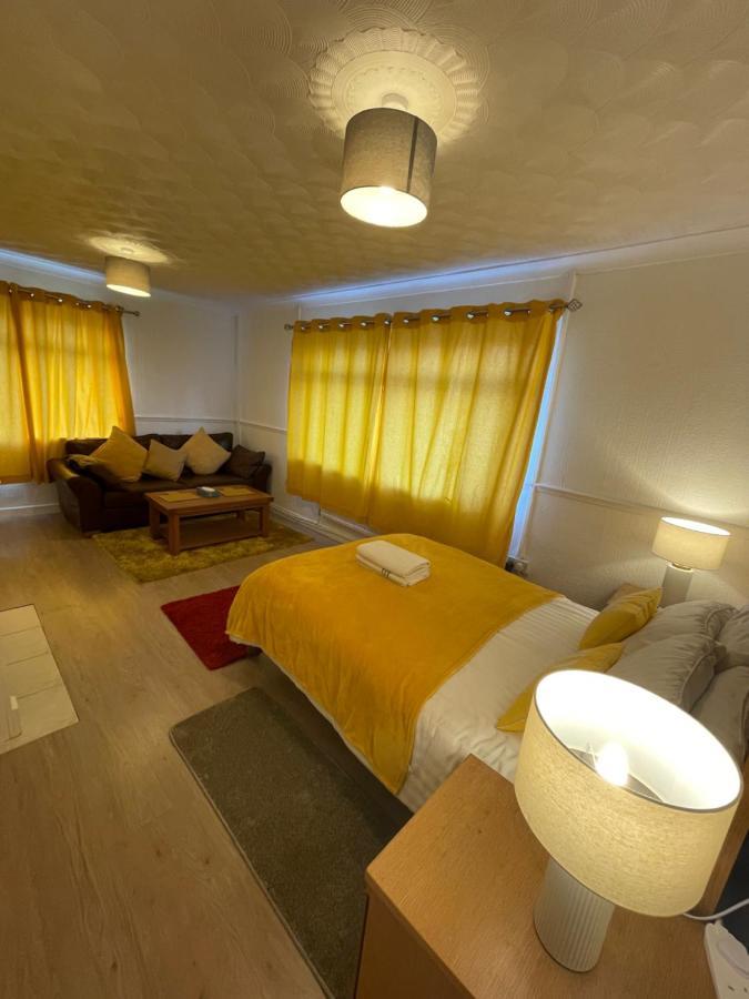 Holiday Home Cardiff City Sleeps 7 ภายนอก รูปภาพ