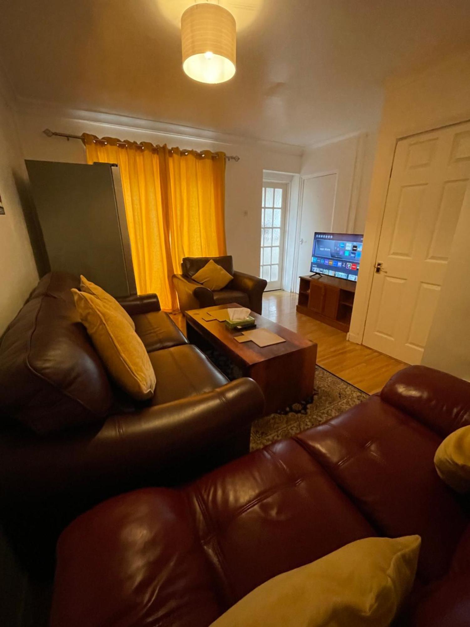 Holiday Home Cardiff City Sleeps 7 ภายนอก รูปภาพ